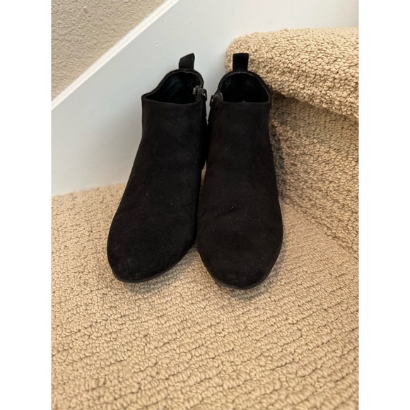 🪻🌹Awesome, comfy faux-suede black booties. EUC Barely wore. Bundle and save! - Picture 2 of 11